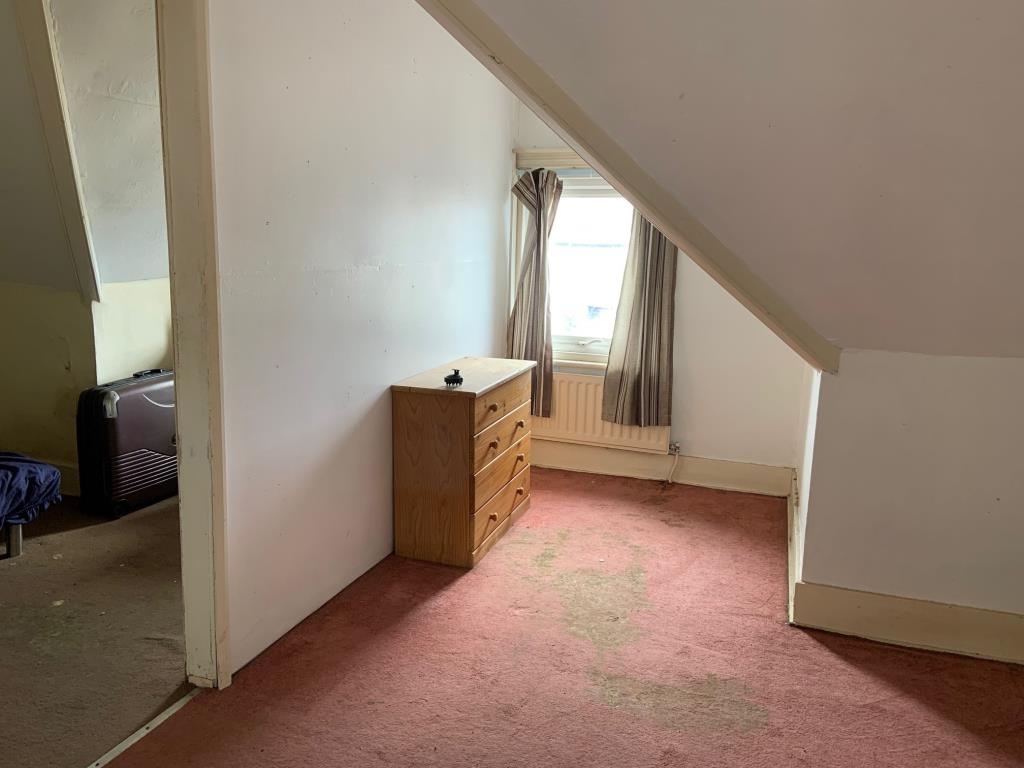 Lot: 41 - TERRACE HOUSE IN NEED OF REPAIR - Top bedrooms